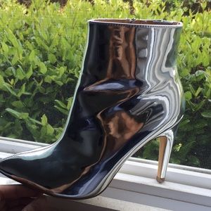 Size 7.5 Metallic silver Express heels